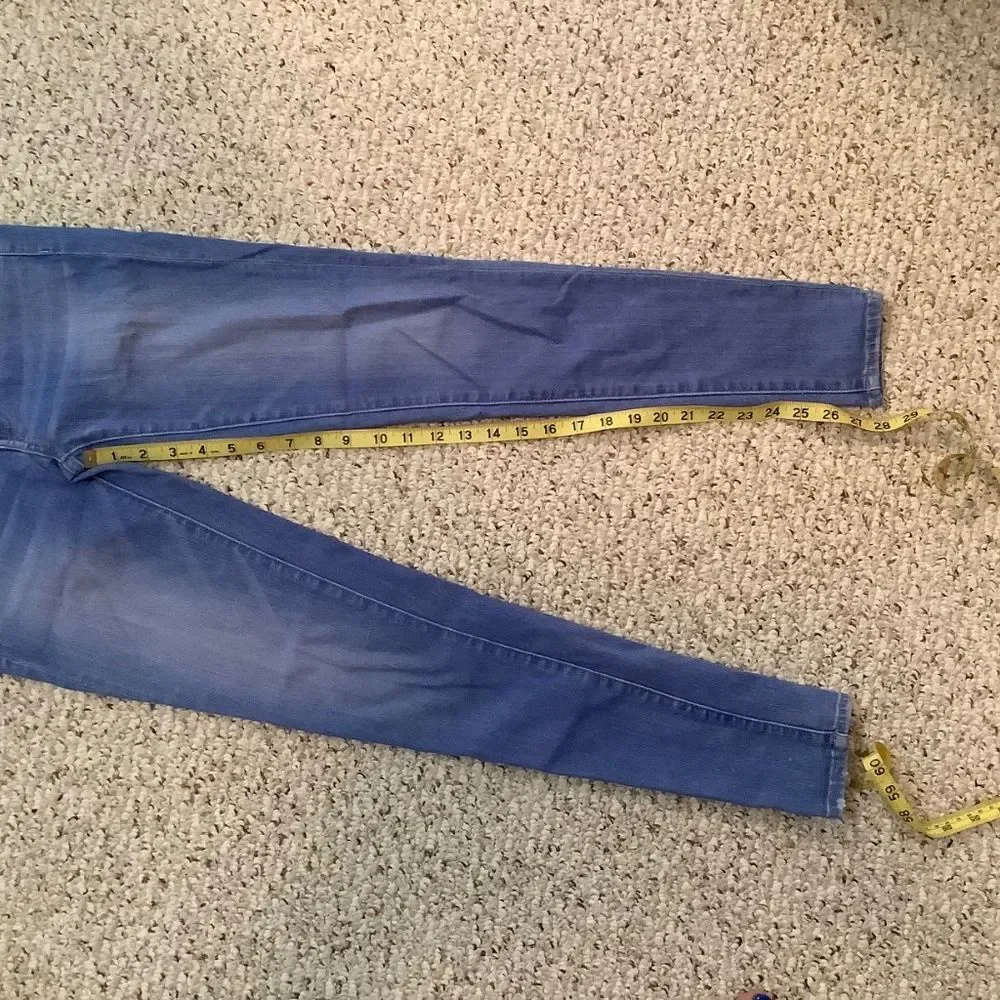 American Eagle super super stretch jegging size 2 US regular light wash denim